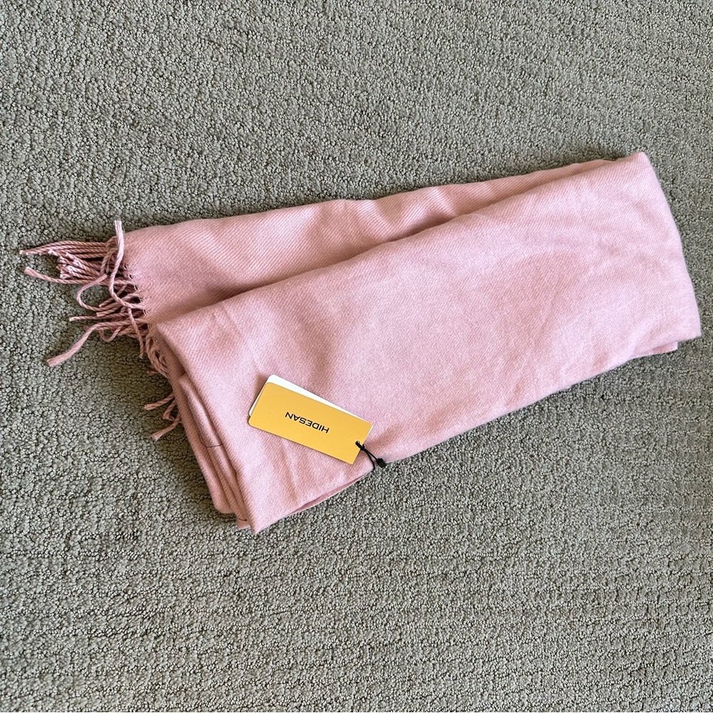 NWT Hidesan Pink Blanket Scarf